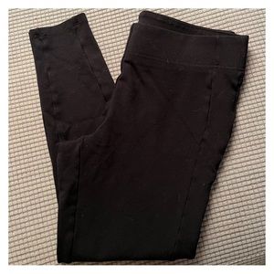 Ann Taylor Loft black leggings size medium. 
5'3"-5'7"
125-160